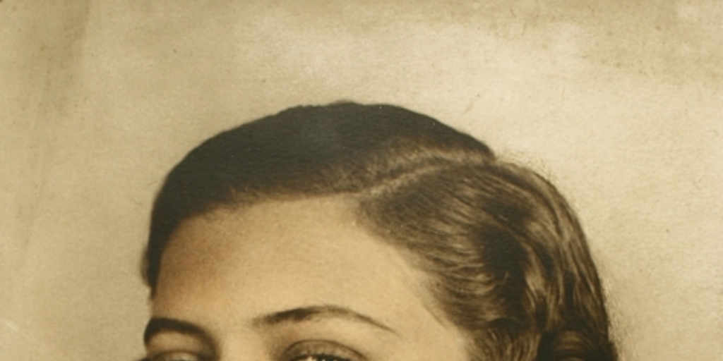 Jovencita de pelo ondulado ojos claros y boca pintada posando de lado, 1925