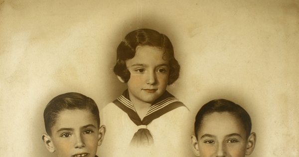 Collage de tres hermanos con traje marinero, entre 1930 y 1940