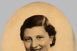 Retrato ovalado de mujer sonriente de pelo corto, ca. 1925