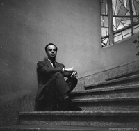 Luis Alberto Heiremans sentado en una escalera