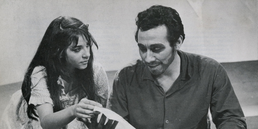 Gabriela Hernández y Mario Lorca en "El abanderado", estreno dirigido por Eugenio Dittborn
