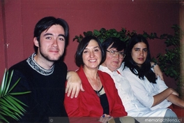 Fidel Sepúlveda en su casa, junto a su hijo Sebastián, su esposa Soledad Manterola y su hija Javiera