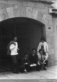 Rolando Cárdenas junto a Juan Guzmán Paredes, Jorge Teillier y otros, 1968