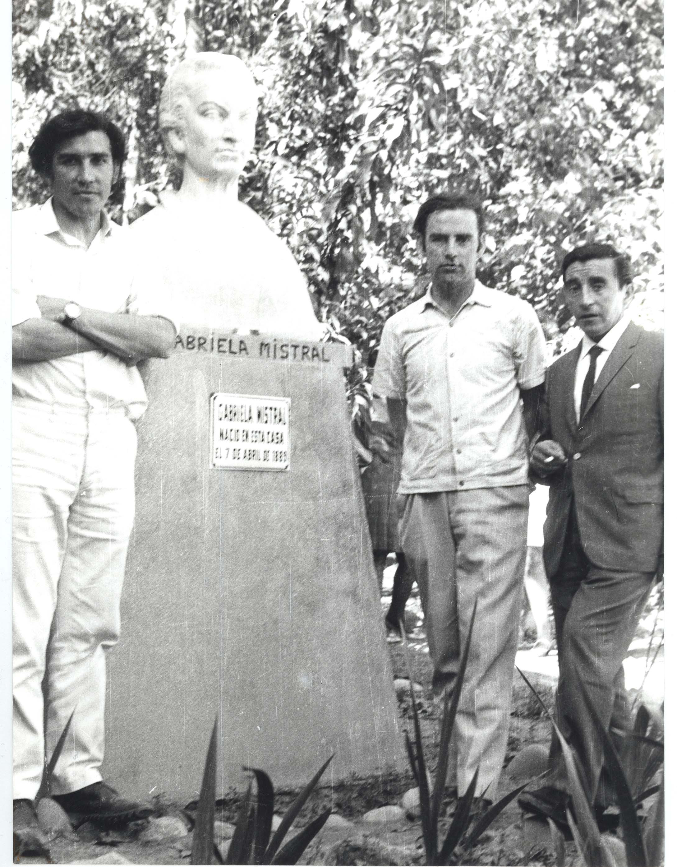 Rolando Cárdenas junto a Jorge Aravena, y Jorge Teillier visitando el monumento a Gabriela Mistral en Montegrande