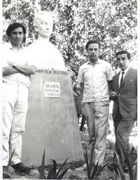 Rolando Cárdenas junto a Jorge Aravena, y Jorge Teillier visitando el monumento a Gabriela Mistral, Montegrande, 1966