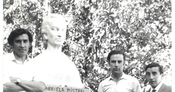 Rolando Cárdenas junto a Jorge Aravena, y Jorge Teillier visitando el monumento a Gabriela Mistral en Montegrande