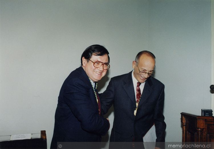 Fidel Sepúlveda junto a Ernesto Livacic, recibiendo el Premio a la Mejor Creación Literaria otorgado por la Academia Chilena de la Lengua, 1990