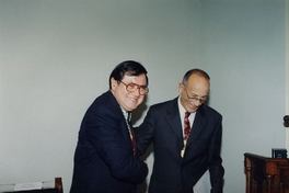 Fidel Sepúlveda junto a Ernesto Livacic, recibiendo el Premio a la Mejor Creación Literaria otorgado por la Academia Chilena de la Lengua, 1990