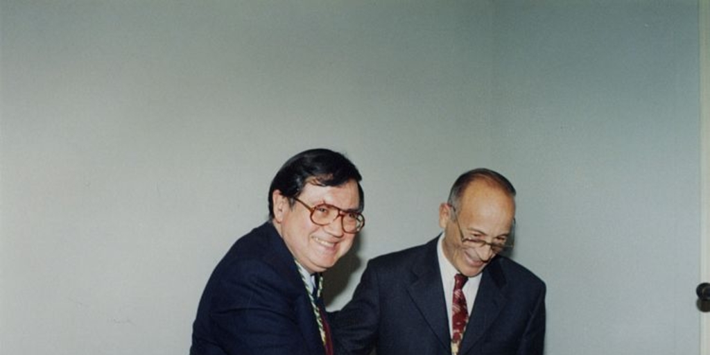 Fidel Sepúlveda junto a Ernesto Livacic, recibiendo el Premio a la Mejor Creación Literaria otorgado por la Academia Chilena de la Lengua, 1990