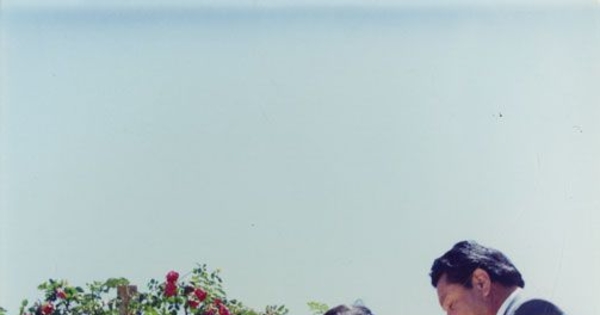 Fidel Sepúlveda junto al alcalde de Cobquecura, Luis Sepúlveda, durante la ceremonia en que se le declaró Hijo Ilustre de esta comuna, 1993