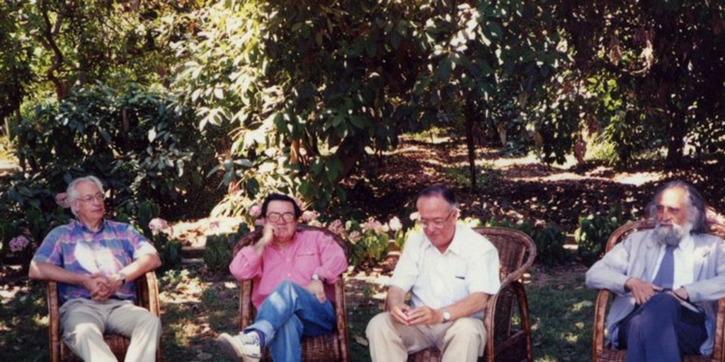 Los profesores del Instituto de Estética, Radoslav Ivelic, Fidel Sepúlveda, Jaime Blume y Gastón Soublette en la casa quinta de este último en Limache, ca. 1990