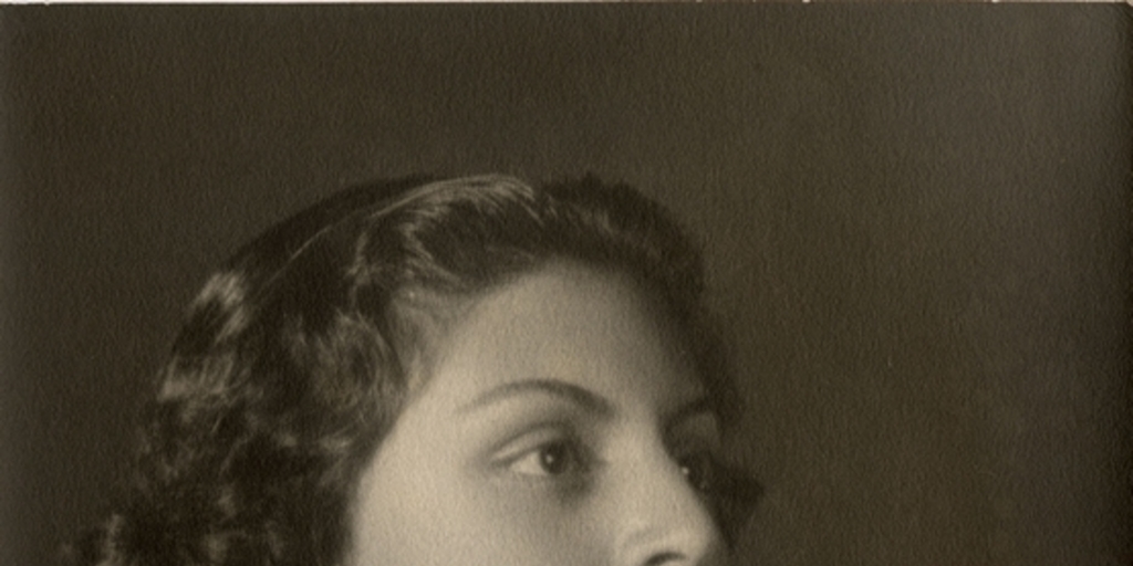 Joven mujer de vestido blanco con las manos sobre una figura [dragón de plaqué], entre 1930 y 1940