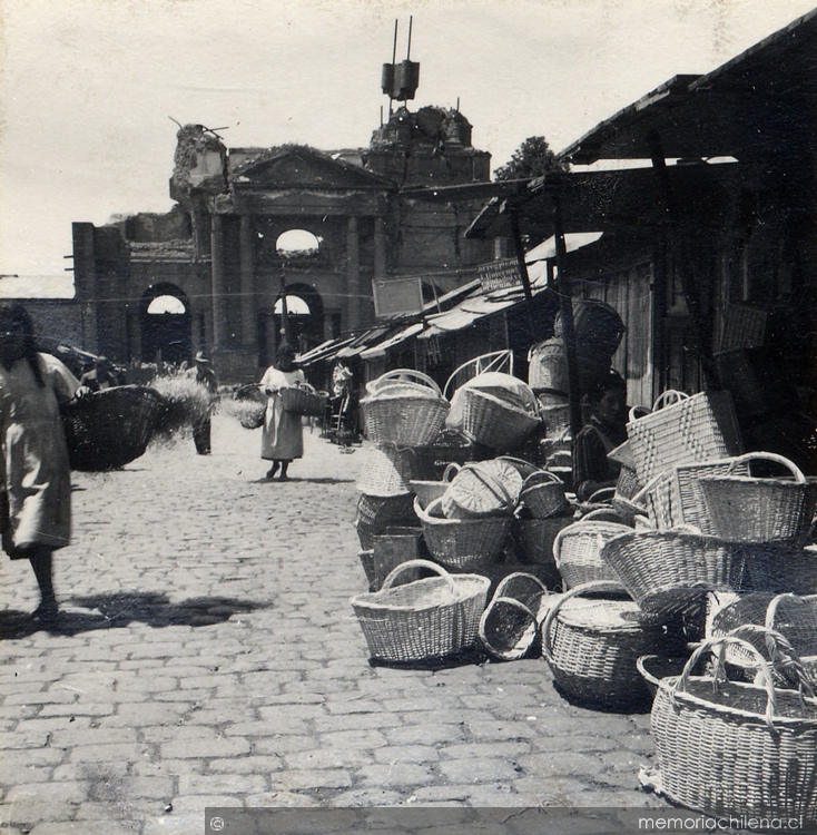 Canastos de mimbre en una feria, Chillán, hacia 1940