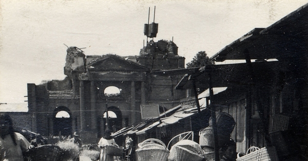 Canastos de mimbre en una feria, Chillán, hacia 1940