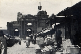 Canastos de mimbre en una feria, Chillán, hacia 1940