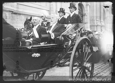 S. E. el Presidente Sanfuentes en un carruaje, tras salir de una ceremonia en la Catedral de Santiago, ca. 1915