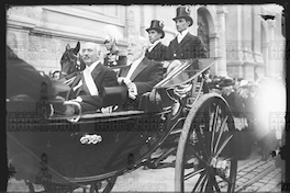 S. E. el Presidente Sanfuentes en un carruaje, tras salir de una ceremonia en la Catedral de Santiago, ca. 1915