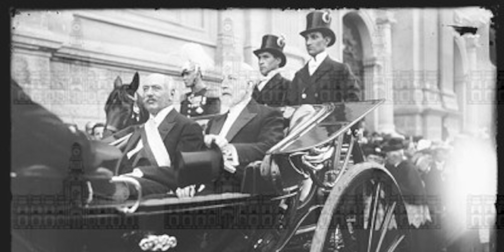 S. E. el Presidente Sanfuentes en un carruaje, tras salir de una ceremonia en la Catedral de Santiago, ca. 1915