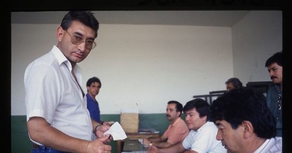 Ciudadano sufragando en elección presidencial de 1989