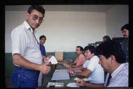 Ciudadano sufragando en elección presidencial de 1989