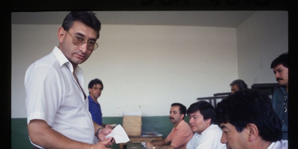 Ciudadano sufragando en elección presidencial de 1989
