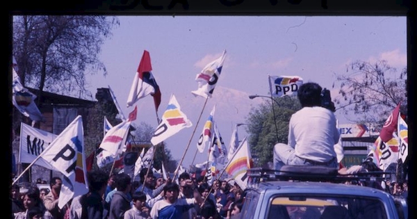 Ciudadanos celebrando por elección presidencial de 1989