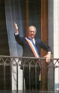 Ricardo Lagos Escobar en el balcón de La Moneda, 2006