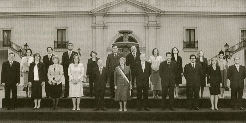 Foto oficial del primer gabinete de la Presidenta Michelle Bachelet, 2006