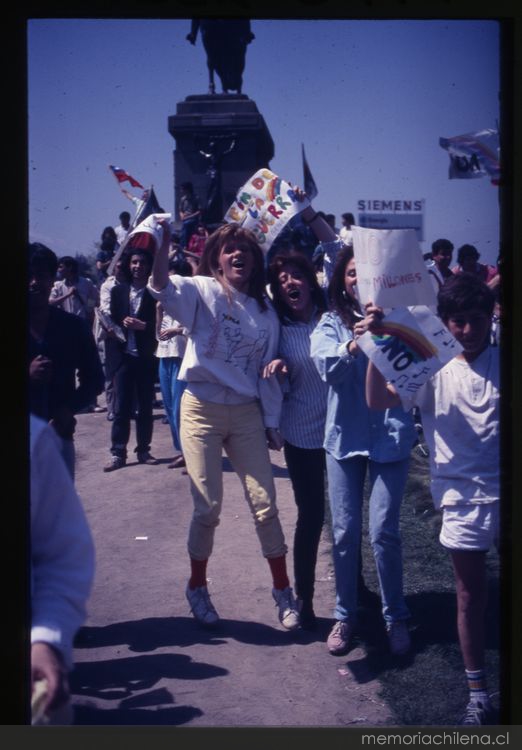 Celebración ciudadana en Plaza Italia por el triunfo del No, 1988