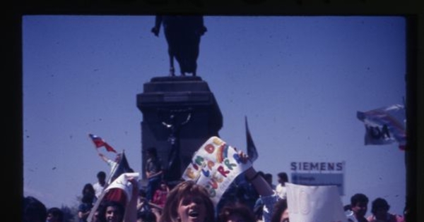 Celebración ciudadana en Plaza Italia por el triunfo del No, 1988