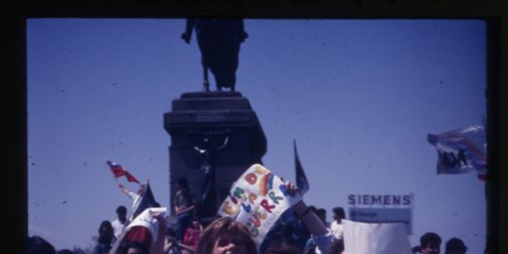 Celebración ciudadana en Plaza Italia por el triunfo del No, 1988