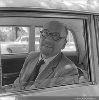 Antonio Romera en auto, 1966