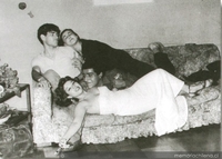Alejandro Sieveking, María Angélica Figueroa, Víctor Jara y Graciela Legrand en una fiesta del primer año de teatro, en 1956