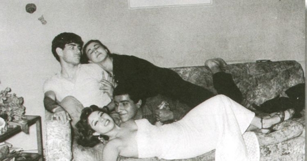 Alejandro Sieveking, María Angélica Figueroa, Víctor Jara y Graciela Legrand en una fiesta del primer año de teatro, en 1956
