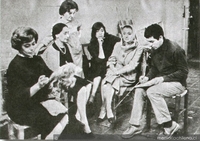 Víctor Jara con las actrices de "Ánimas de día claro"