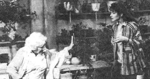 Ana González y Maricarmen Arrigorriaga en "Matilde dedos verdes", teleserie escrita por Alejandro Sieveking, 1988