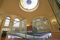 Vista del cielo del Salón Bicentenario con cúpula metálica y vidrio realizada por Cristián Gredig