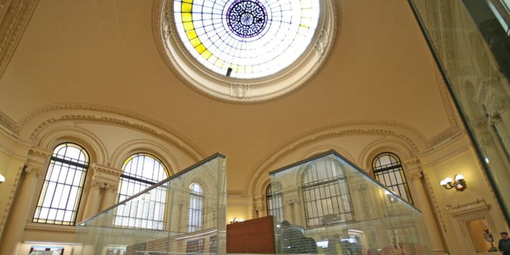 Vista del cielo del Salón Bicentenario con cúpula metálica y vidrio realizada por Cristián Gredig