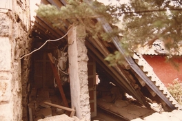 Vivienda y techumbre destruida por el terremoto, Las Cruces, marzo de 1985