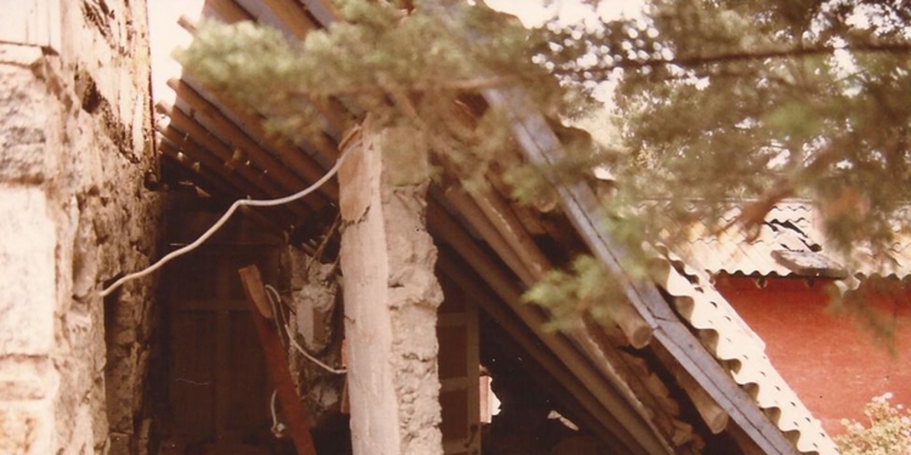 Vivienda y techumbre destruida por el terremoto, Las Cruces, marzo de 1985