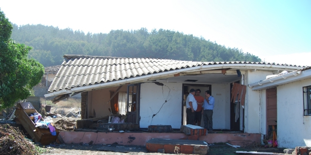 Personas en casa dañada por el terremoto y tsunami, Iloca, febrero de 2010