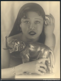 Retrato de mujer y figura de elefante, ca. 1935