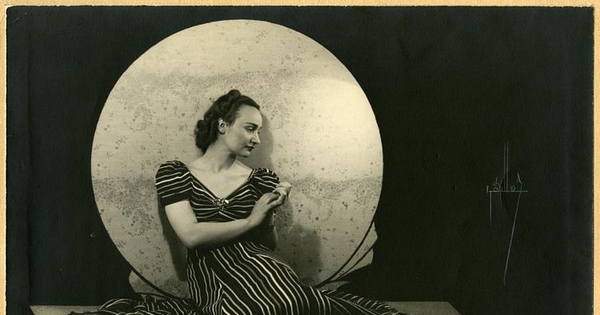 Mujer sobre fondo lunar, Punta Arenas, ca. 1940