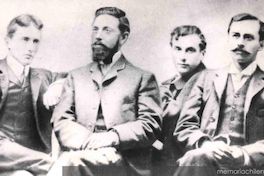 Carlos Pezoa Véliz junto a Samuel A. Lillo, Augusto D'Halmar, e Isaías Gamboa.