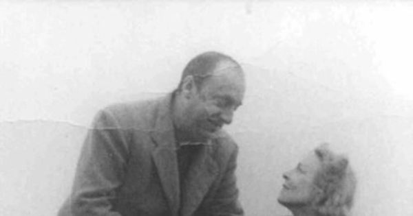 Pablo Neruda junto a Delia del Carril