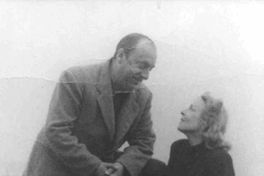 Pablo Neruda junto a Delia del Carril