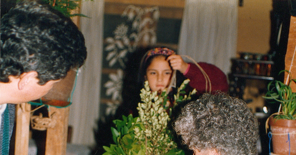 Mujer venera cruz de copihues, San Pedro, Concepción, 1995