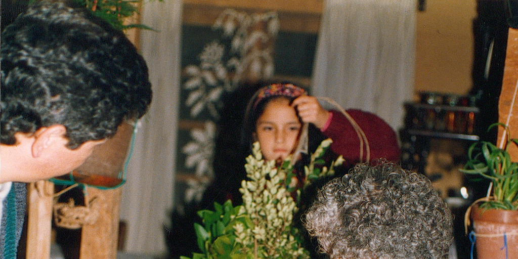 Mujer venera cruz de copihues, San Pedro, Concepción, 1995