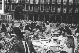 Zaldívar y Florencia Varas en la Plaza Mayor de Madrid, julio de 1981