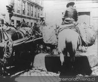 Campesinos a caballo en la ciudad, hacia 1906